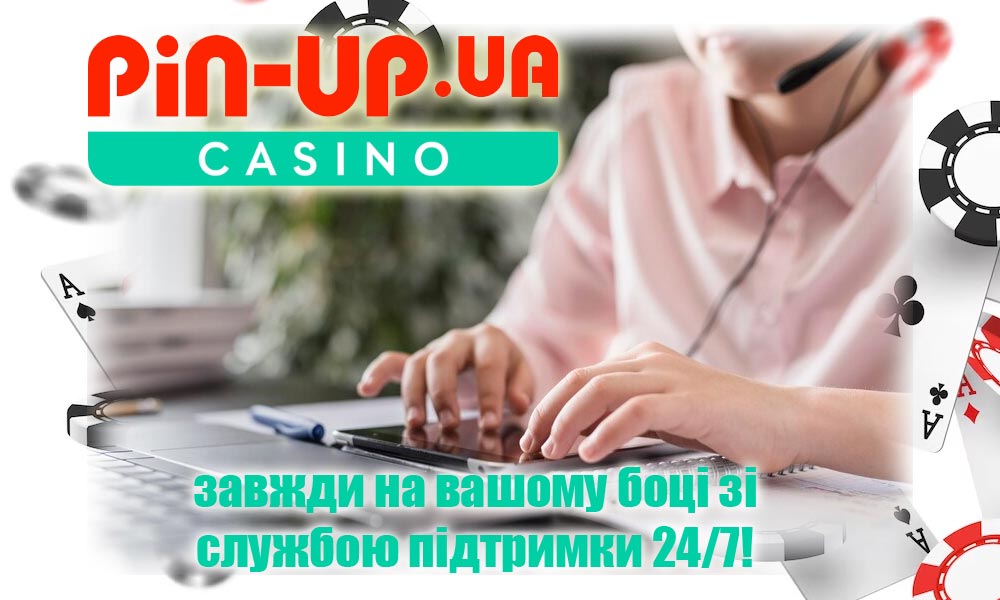 Клієнтська підтримка казино Pin-Up Дівчина відповідає гравцю казино за планшетом в казино Pin-Up